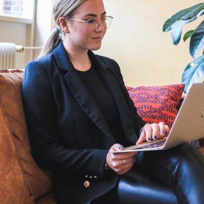 Photo by Magnet.me woman in black blazer using macbook